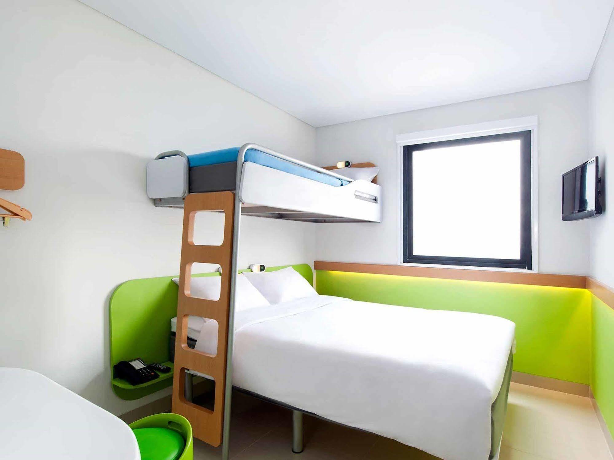 Ibis Budget Jakarta Daan Mogot Екстер'єр фото