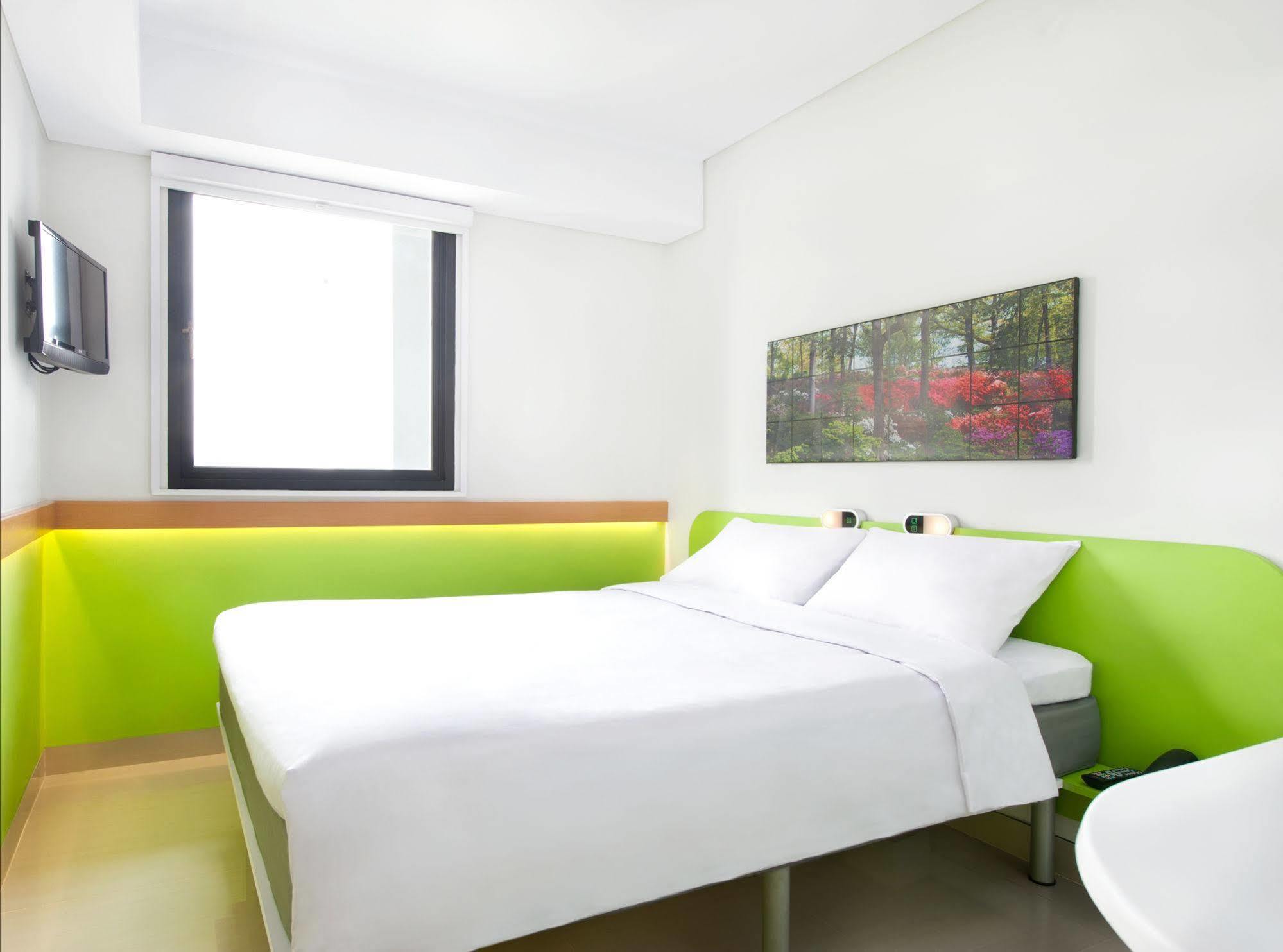 Ibis Budget Jakarta Daan Mogot Екстер'єр фото